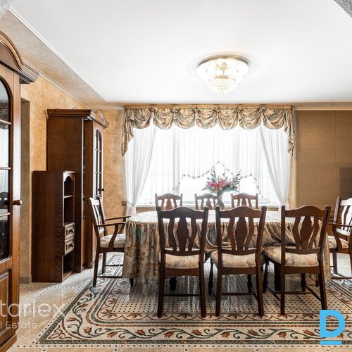 Pārdodas unikāls īpašumu tieši pie Daugavas krasta, ideāls risinājums lielām ģimenēm, kas vēlas dzīvot blakus vai kopā, bet tajā pašā laikā būt katram zem sava jumta