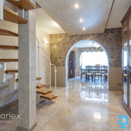 Pārdodas unikāls īpašumu tieši pie Daugavas krasta, ideāls risinājums lielām ģimenēm, kas vēlas dzīvot blakus vai kopā, bet tajā pašā laikā būt katram zem sava jumta