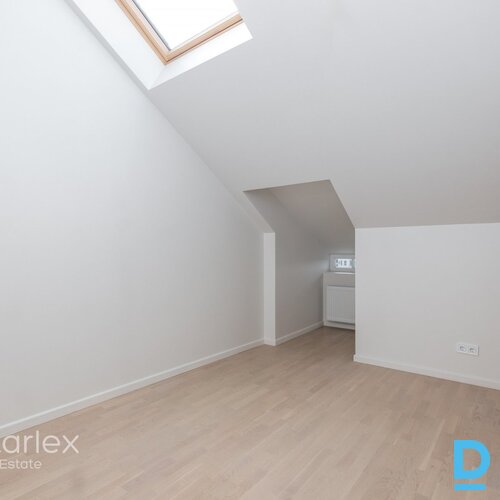 3 istabu mansarda dzīvoklis renovētā jūgendstila ēkā Rīgā, ar panorāmas skatu uz Ziedoņdārzu.