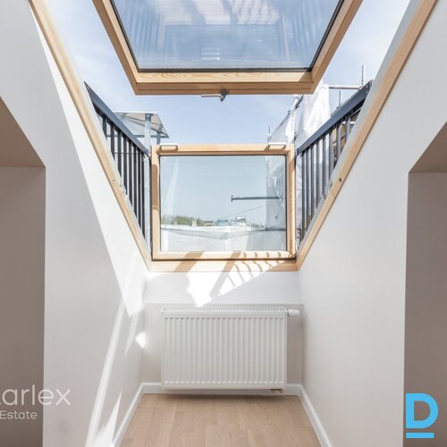 3 istabu mansarda dzīvoklis renovētā jūgendstila ēkā Rīgā, ar panorāmas skatu uz Ziedoņdārzu.