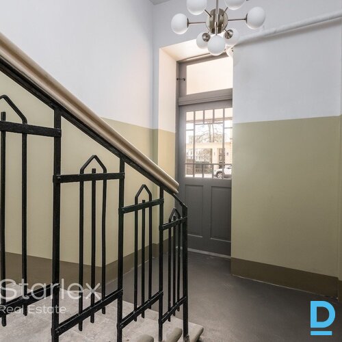 3 istabu mansarda dzīvoklis renovētā jūgendstila ēkā Rīgā, ar panorāmas skatu uz Ziedoņdārzu.