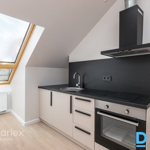 3 istabu mansarda dzīvoklis renovētā jūgendstila ēkā Rīgā, ar panorāmas skatu uz Ziedoņdārzu.