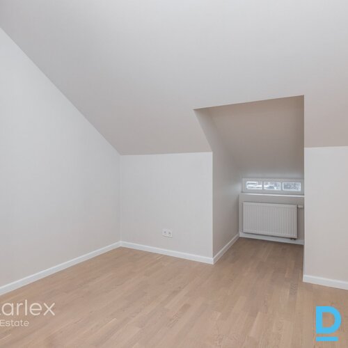 3 istabu mansarda dzīvoklis renovētā jūgendstila ēkā Rīgā, ar panorāmas skatu uz Ziedoņdārzu.