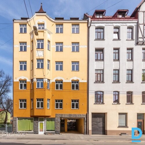 3 istabu mansarda dzīvoklis renovētā jūgendstila ēkā Rīgā, ar panorāmas skatu uz Ziedoņdārzu.