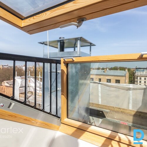 3 istabu mansarda dzīvoklis renovētā jūgendstila ēkā Rīgā, ar panorāmas skatu uz Ziedoņdārzu.