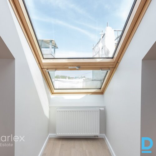 3 istabu mansarda dzīvoklis renovētā jūgendstila ēkā Rīgā, ar panorāmas skatu uz Ziedoņdārzu.