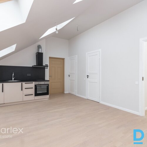 3 istabu mansarda dzīvoklis renovētā jūgendstila ēkā Rīgā, ar panorāmas skatu uz Ziedoņdārzu.