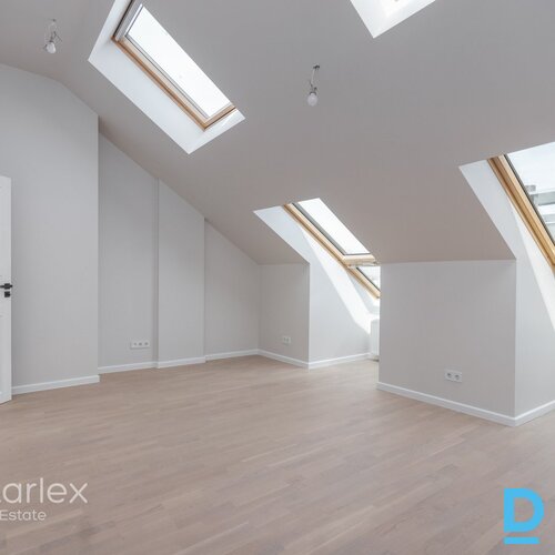 3 istabu mansarda dzīvoklis renovētā jūgendstila ēkā Rīgā, ar panorāmas skatu uz Ziedoņdārzu.