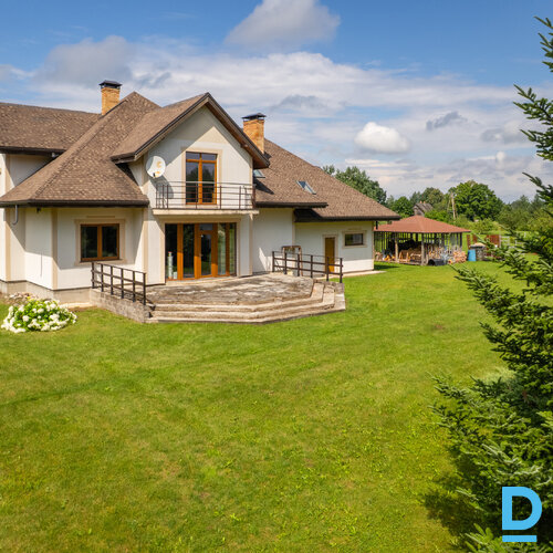 Pārdod māju Santarini