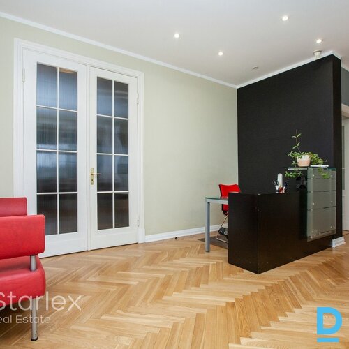 Gaišs birojs ar parketa grīdām prestižā ēkā pie Radisson Blu Latvia Gaišs birojs ar parketa grīdām prestižā ēkā pie Radisson Blu Latvia