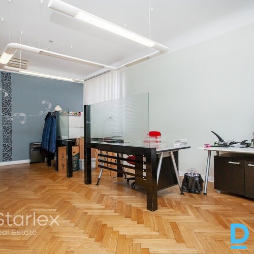 Gaišs birojs ar parketa grīdām prestižā ēkā pie Radisson Blu Latvia Gaišs birojs ar parketa grīdām prestižā ēkā pie Radisson Blu Latvia