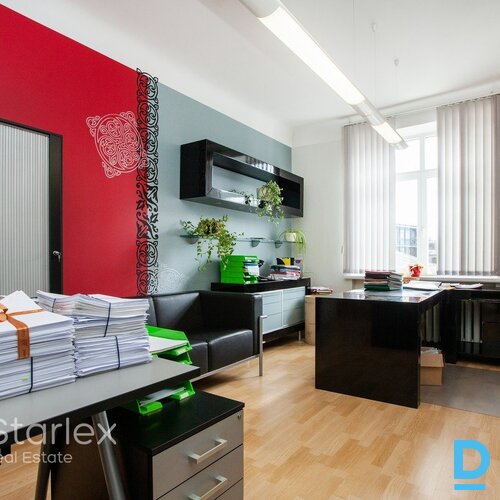 Gaišs birojs ar parketa grīdām prestižā ēkā pie Radisson Blu Latvia Gaišs birojs ar parketa grīdām prestižā ēkā pie Radisson Blu Latvia