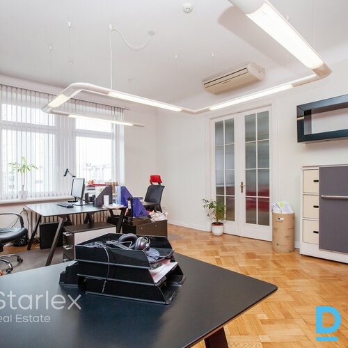 Gaišs birojs ar parketa grīdām prestižā ēkā pie Radisson Blu Latvia Gaišs birojs ar parketa grīdām prestižā ēkā pie Radisson Blu Latvia