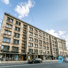 Светлый офис с паркетным полом в престижном здании рядом с отелем Radisson Blu Latvia.