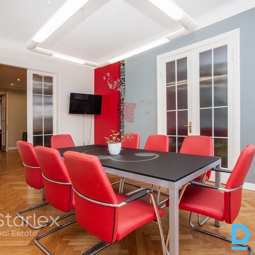 Gaišs birojs ar parketa grīdām prestižā ēkā pie Radisson Blu Latvia Gaišs birojs ar parketa grīdām prestižā ēkā pie Radisson Blu Latvia