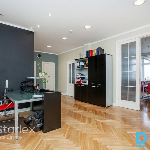 Gaišs birojs ar parketa grīdām prestižā ēkā pie Radisson Blu Latvia Gaišs birojs ar parketa grīdām prestižā ēkā pie Radisson Blu Latvia