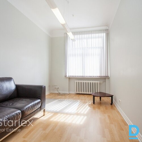 Gaišs birojs ar parketa grīdām prestižā ēkā pie Radisson Blu Latvia Gaišs birojs ar parketa grīdām prestižā ēkā pie Radisson Blu Latvia