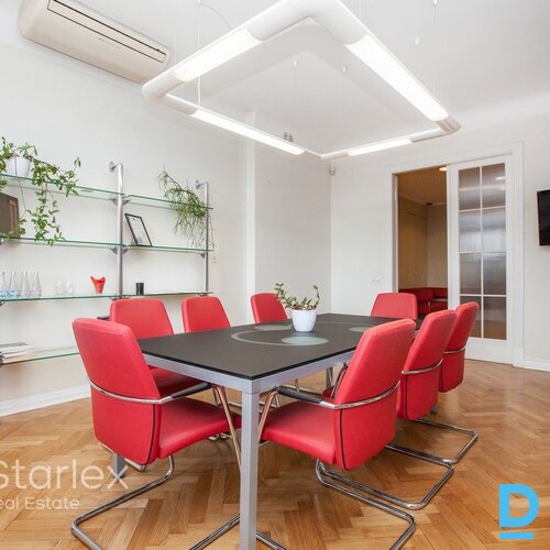 Gaišs birojs ar parketa grīdām prestižā ēkā pie Radisson Blu Latvia Gaišs birojs ar parketa grīdām prestižā ēkā pie Radisson Blu Latvia