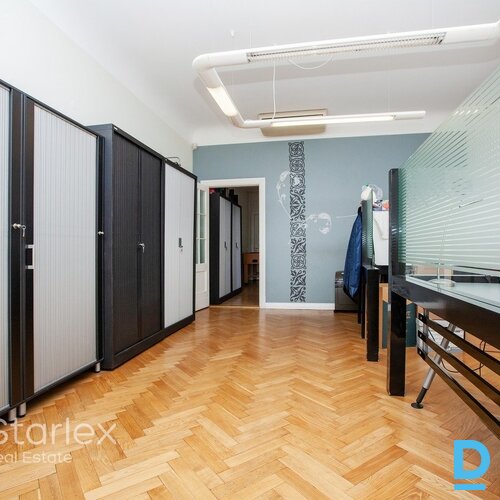 Gaišs birojs ar parketa grīdām prestižā ēkā pie Radisson Blu Latvia Gaišs birojs ar parketa grīdām prestižā ēkā pie Radisson Blu Latvia