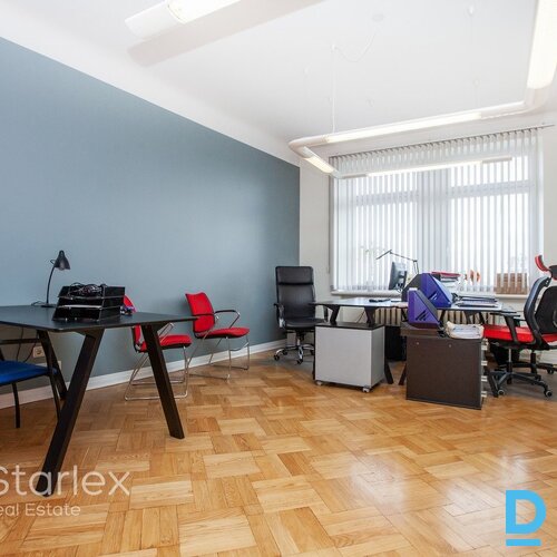 Gaišs birojs ar parketa grīdām prestižā ēkā pie Radisson Blu Latvia Gaišs birojs ar parketa grīdām prestižā ēkā pie Radisson Blu Latvia