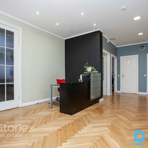 Gaišs birojs ar parketa grīdām prestižā ēkā pie Radisson Blu Latvia Gaišs birojs ar parketa grīdām prestižā ēkā pie Radisson Blu Latvia