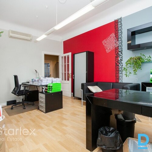 Gaišs birojs ar parketa grīdām prestižā ēkā pie Radisson Blu Latvia Gaišs birojs ar parketa grīdām prestižā ēkā pie Radisson Blu Latvia