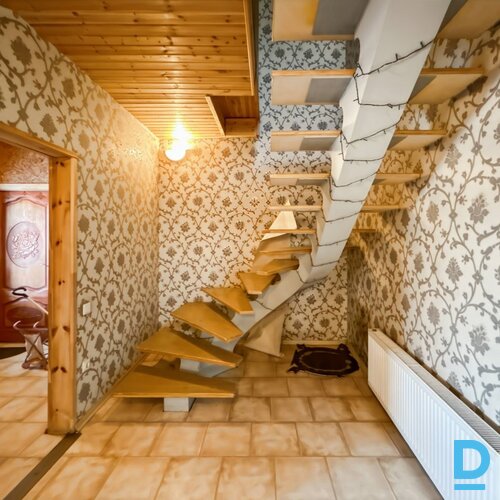 Pārdod plašu 7-istabu māju Dzidriņās – klusā un privātā apkaimē