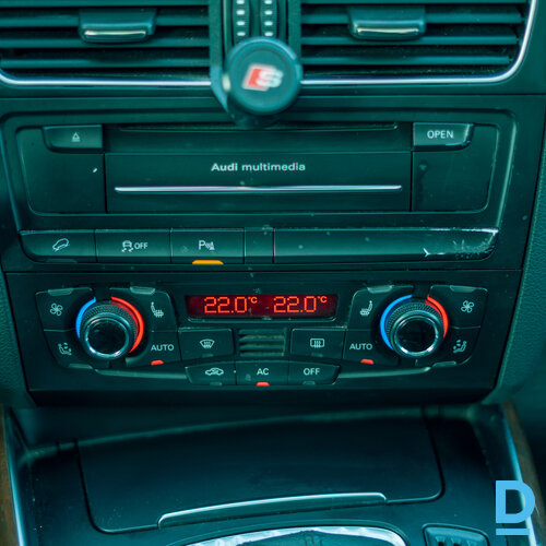 Audi Q5 Quattro 2010. gada Audi Q5 Quattro 2010. gada