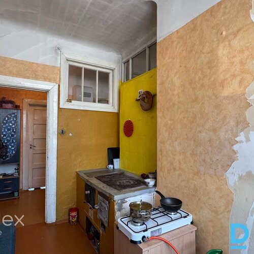 Dzīvoklis Rafa centrā, dzīvojams, bet prasa investīcijas. 2 istabu plašs dzīvoklis, ar atdalītu koridoru, virtuvi un sanmezglu