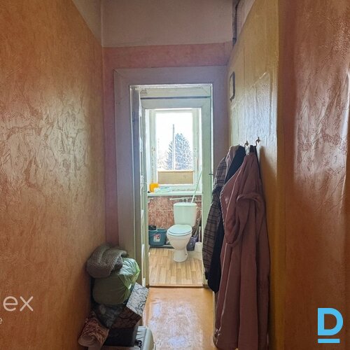 Dzīvoklis Rafa centrā, dzīvojams, bet prasa investīcijas. 2 istabu plašs dzīvoklis, ar atdalītu koridoru, virtuvi un sanmezglu