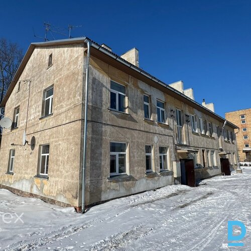 Dzīvoklis Rafa centrā, dzīvojams, bet prasa investīcijas. 2 istabu plašs dzīvoklis, ar atdalītu koridoru, virtuvi un sanmezglu