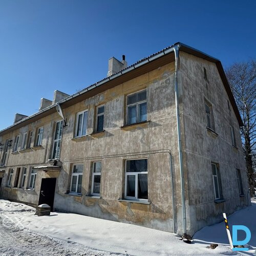 Dzīvoklis Rafa centrā, dzīvojams, bet prasa investīcijas. 2 istabu plašs dzīvoklis, ar atdalītu koridoru, virtuvi un sanmezglu