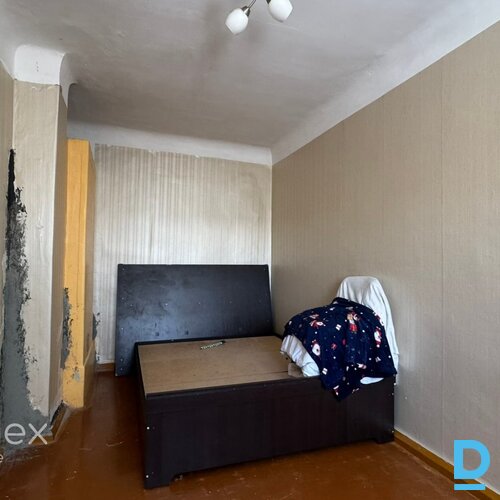 Dzīvoklis Rafa centrā, dzīvojams, bet prasa investīcijas. 2 istabu plašs dzīvoklis, ar atdalītu koridoru, virtuvi un sanmezglu