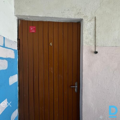 Dzīvoklis Rafa centrā, dzīvojams, bet prasa investīcijas. 2 istabu plašs dzīvoklis, ar atdalītu koridoru, virtuvi un sanmezglu