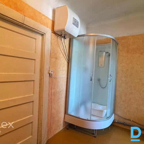 Dzīvoklis Rafa centrā, dzīvojams, bet prasa investīcijas. 2 istabu plašs dzīvoklis, ar atdalītu koridoru, virtuvi un sanmezglu