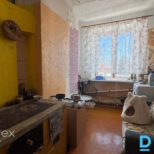 Dzīvoklis Rafa centrā, dzīvojams, bet prasa investīcijas. 2 istabu plašs dzīvoklis, ar atdalītu koridoru, virtuvi un sanmezglu