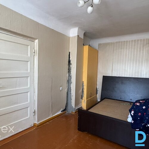 Dzīvoklis Rafa centrā, dzīvojams, bet prasa investīcijas. 2 istabu plašs dzīvoklis, ar atdalītu koridoru, virtuvi un sanmezglu