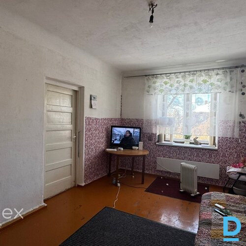 Dzīvoklis Rafa centrā, dzīvojams, bet prasa investīcijas. 2 istabu plašs dzīvoklis, ar atdalītu koridoru, virtuvi un sanmezglu