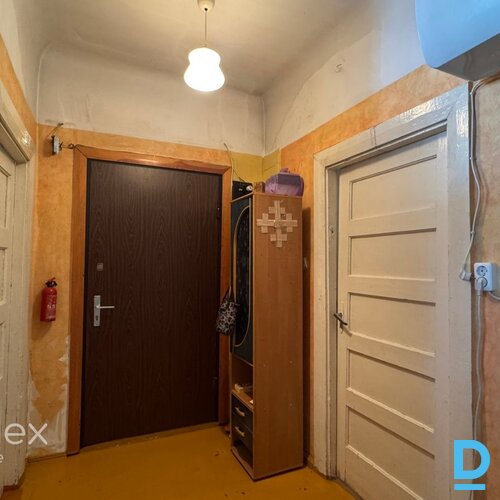 Dzīvoklis Rafa centrā, dzīvojams, bet prasa investīcijas. 2 istabu plašs dzīvoklis, ar atdalītu koridoru, virtuvi un sanmezglu