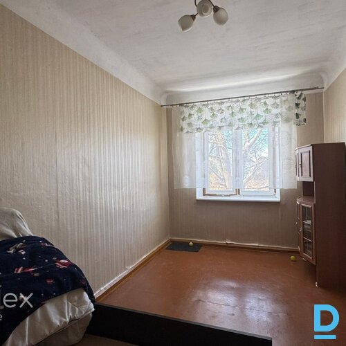 Dzīvoklis Rafa centrā, dzīvojams, bet prasa investīcijas. 2 istabu plašs dzīvoklis, ar atdalītu koridoru, virtuvi un sanmezglu