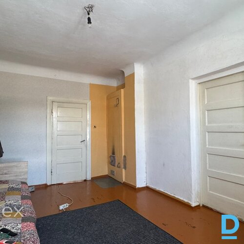 Dzīvoklis Rafa centrā, dzīvojams, bet prasa investīcijas. 2 istabu plašs dzīvoklis, ar atdalītu koridoru, virtuvi un sanmezglu