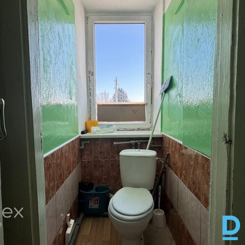 Dzīvoklis Rafa centrā, dzīvojams, bet prasa investīcijas. 2 istabu plašs dzīvoklis, ar atdalītu koridoru, virtuvi un sanmezglu