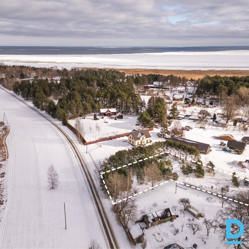 Pārdošanā 2200 m² zemes gabals privātai apbūvei Mērsragā.Zeme atrodas savrupmāju