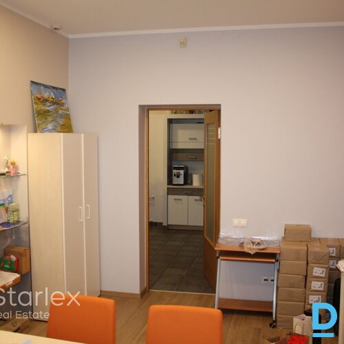 Birojs ar balkonu un lodžiju renovētas ēkas iekšpagalmā Birojs ar balkonu un lodžiju renovētas ēkas iekšpagalmā