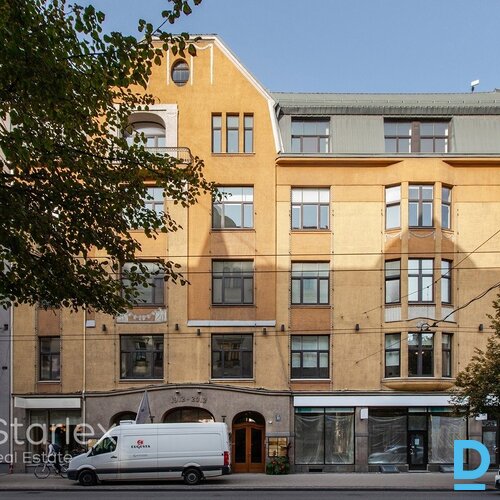 Birojs ar balkonu un lodžiju renovētas ēkas iekšpagalmā