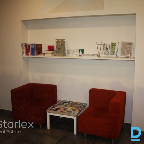 Birojs ar balkonu un lodžiju renovētas ēkas iekšpagalmā Birojs ar balkonu un lodžiju renovētas ēkas iekšpagalmā