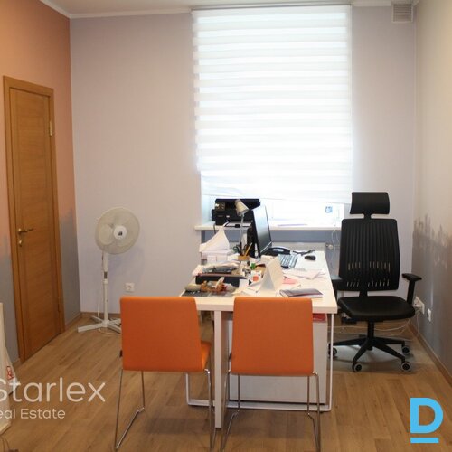 Birojs ar balkonu un lodžiju renovētas ēkas iekšpagalmā Birojs ar balkonu un lodžiju renovētas ēkas iekšpagalmā