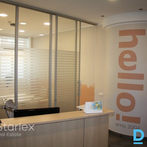 Birojs ar balkonu un lodžiju renovētas ēkas iekšpagalmā Birojs ar balkonu un lodžiju renovētas ēkas iekšpagalmā