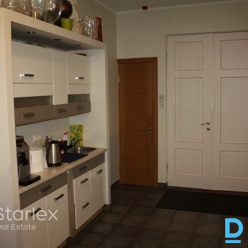 Birojs ar balkonu un lodžiju renovētas ēkas iekšpagalmā Birojs ar balkonu un lodžiju renovētas ēkas iekšpagalmā