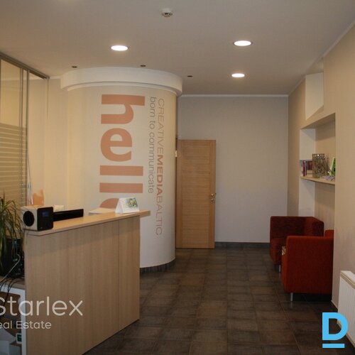 Birojs ar balkonu un lodžiju renovētas ēkas iekšpagalmā Birojs ar balkonu un lodžiju renovētas ēkas iekšpagalmā